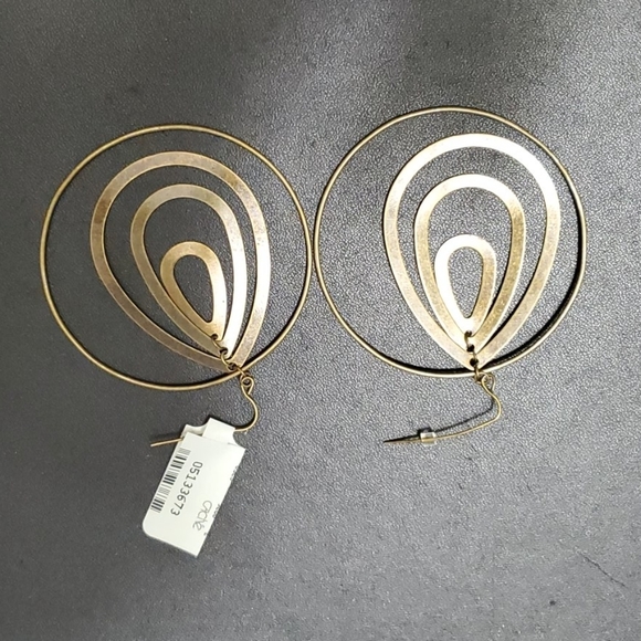 Cache gold tone layered earrings - Picture 4 of 9